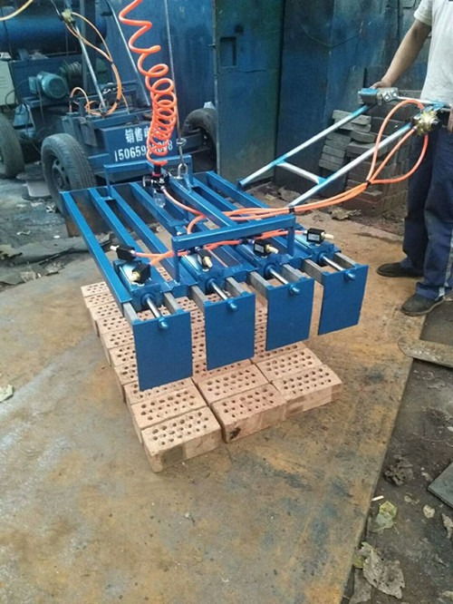 小型免燒磚碼垛機 提升水泥磚生產(chǎn)效率的智能化設備